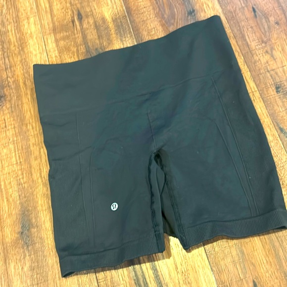 Lululemon shorts - Picture 1 of 3